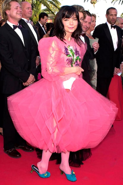 Uno de sus estilismos más edulcorados, durante la premiere de su película Dancer in the dark en el Festival de Cine de Cannes del año 2000. Marjan Pejoski (el mismo que diseñó su famoso vestido-cisne) es, una vez más, el responsable de uno de los vestidos más icónicos de la historia de Cannes.