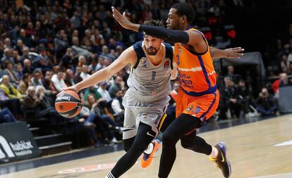 Jordan Loyd (d) defiende a Shved durante el partido.