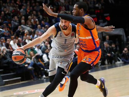 Jordan Loyd (d) defiende a Shved durante el partido.