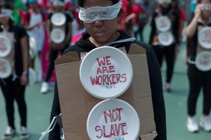 Trabajadores domésticos migrantes participan en la manifestación convocada, este miércoles, con motivo del 1 de mayo, en Hong Kong (China). Según los convocantes, cerca de 4.000 personas de diferentes sindicatos han participado en las protestas para exigir una mejora en las condiciones laborales de los trabajadores.
