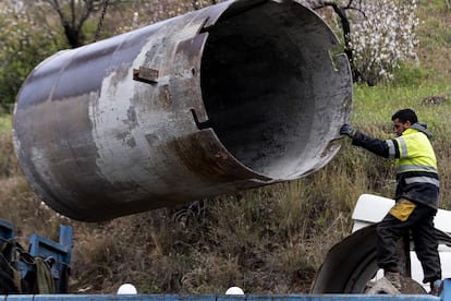 Enormes tubos de 1,5 metros de diámetro llegaron poco a poco a Totalán para encamisar la prospección vertical por la que entraron los mineros. Llegaron desde Totana (Murcia). Su objetivo era garantizar la seguridad de la Brigada de Salvamento Minero mientras realizaban su descenso. En la foto, los operarios descargan las brocas del cabezal de la perforadora que fue utilizada para la construcción del pozo paralelo al hoyo donde cayó Julen.