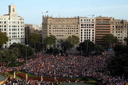 Al fondo, sede del Banco de España, en la plaza de Catalunya, en el centro de Barcelona. Imagen de archivo.
