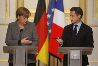 Angela Merkel y Nicolas Sarkozy, tras el Consejo de Ministros franco-alemán de ayer en París.