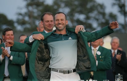 Sergio García recibe la chaqueta verde del Masters de Augusta en 2017.