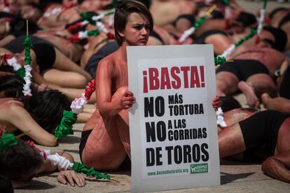 Una mujer sostiene una pancarta contra las corridas de toros en Ciudad de México, en 2016.