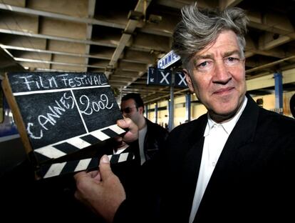 El cineasta americano David Lynch, presidente del jurado de la edición 55ª del Festival de Cine de Cannes, posando con una claqueta a su llegada a Cannes.