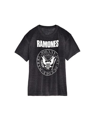 Hace unos meses nos preguntamos si la camiseta de los Ramones era ms famosa que su msica, ahora comprobamos que est disponible y a la venta por 550 euros.