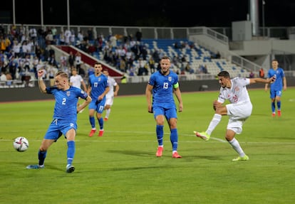 Pablo Fornals, en la acción del primer gol de España.