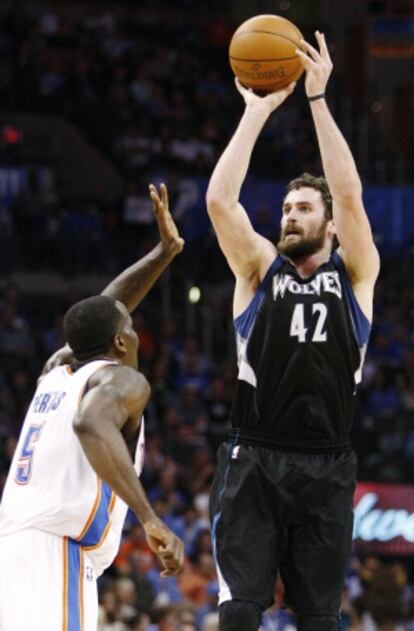 Kevin Love lanza ante Perkins.