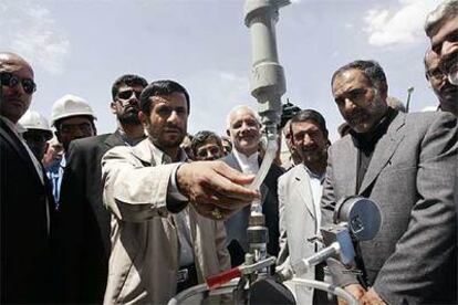 El presidente iraní, Mahmud Ahmadineyad (centro), inaugura la planta de Arak.