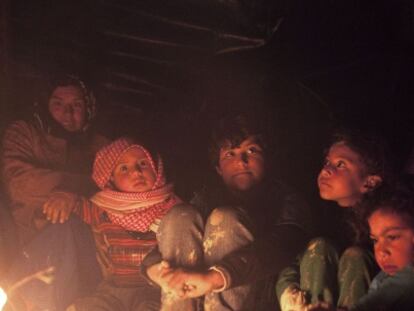 Una familia siria durante su huida hacia la frontera turca.