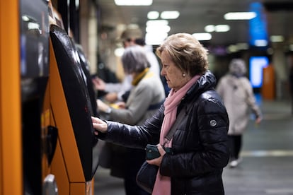 Una usuaria de Renfe adquiriendo un billete en una de las máquinas de la estación de plaza Catalunya