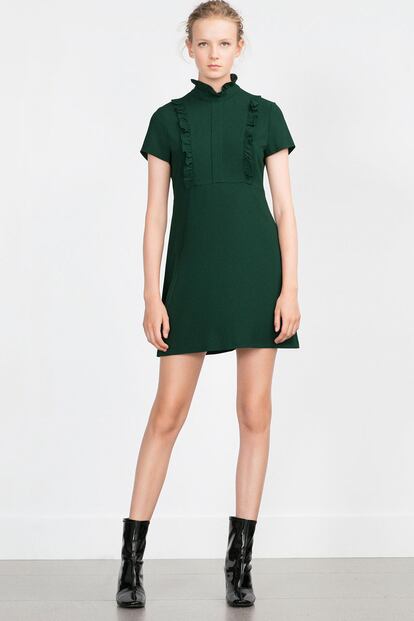 Las jaretas dan el toque especial a este vestido de manga corta de Zara (39,95 euros).