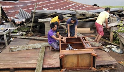 Filipinos recogen sus pertenencias en Cagaya de Oro.