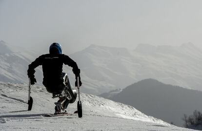 Un atleta participa en una sesi&oacute;n de entrenamiento de esqu&iacute; alpino durante los Juegos Paral&iacute;mpicos de Sochi, en Kr&aacute;snaya Poliana (Rusia).