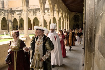 Fiesta del Renacimiento de Tortosa (Tarragona). Del 17 al 20 de julio. Más de 3.000 vecinos se visten de época y acompañan más de 60 espectáculos diarios, con más de 500 actores, para transportar a los visitantes a la Tortosa de hace 500 años. Es la Fiesta del Renacimiento, que rememora uno de los momentos históricos más interesantes de la ciudad tarraconense. Artistas, músicos y trotamundos venidos de multitud de lugares dan vida a las calles y animan sus palacios y edificios nobles con variedad de espectáculos. En cualquier rincón puede haber una representación en marcha. El casco histórico y las murallas se engalanan, los bares se convierten en tabernas de la época, y los obradores y los fogones recuperan recetas centenarias. Los restaurantes sirven Mengeu de Festa (comida de fiesta) y las panaderías, Llepolies de la Festa (las golosinas de la fiesta).