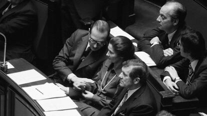 Simone Veil junto a Jacques Chirac durante el debate en la Asamblea Nacional sobre el aborto, en París (Francia) en noviembre de 1974.