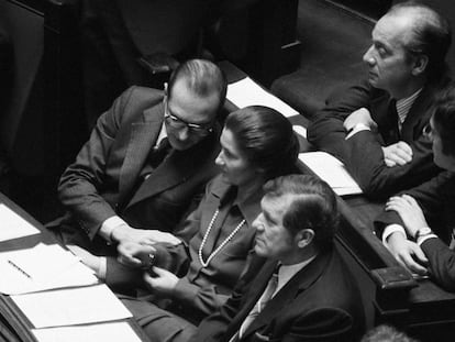 Simone Veil junto a Jacques Chirac durante el debate en la Asamblea Nacional sobre el aborto, en París (Francia) en noviembre de 1974.