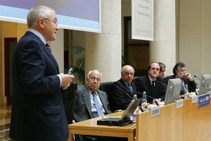 El científico José María Mato, de pie, junto al presidente de PRISA, Jesús de Polanco; el presidente del BBVA, Francisco González; el rector de la UAM, Ángel Gabilondo; el director de la Fundación BBVA, Rafael Pardo, y el director de la Escuela de Periodismo UAM / EL PAÍS, Joaquín Estefanía.