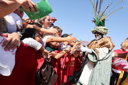 Sus majestades los Reyes Magos de Oriente y su comitiva de pajes llegaron este domingo a Las Palmas de Gran Canaria a bordo de tres remolcadores.