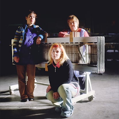 Tres pasadoras: Maite Pacho (agachada), Josefa Molina (derecha) y Susi Campins.