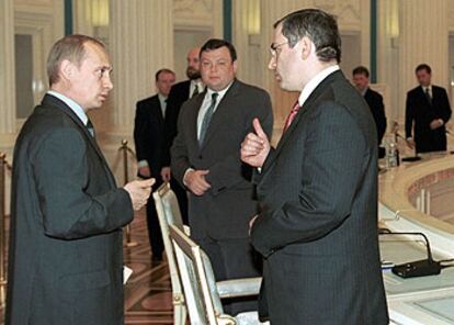 El presidente Putin (izquierda) habla con el magnate Mijaíl Jodorkovski, en mayo de 2001.