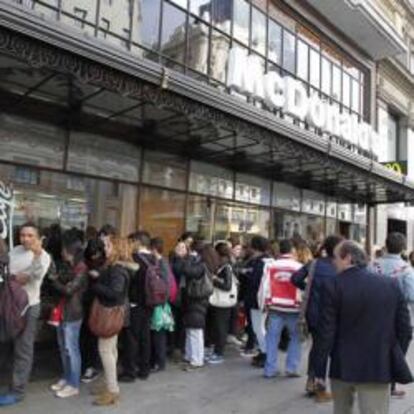 Personas haciendo cola en la puerta de un establecimiento de McDonalds