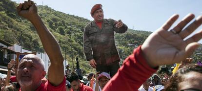 Manifestantes en apoyo a Maduro con una imagen de Hugo Chavez  en La Guaira, Venezuela