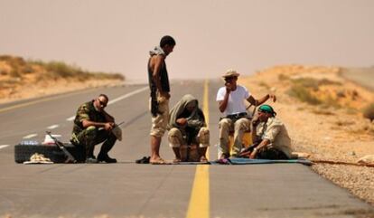 Rebeldes libios descansan en el frente, cerca de Om El Khanfousa