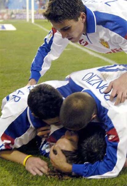 Los jugadores del Zaragoza abrazan a Savio tras marcar el único tanto en el partido contra el Betis.