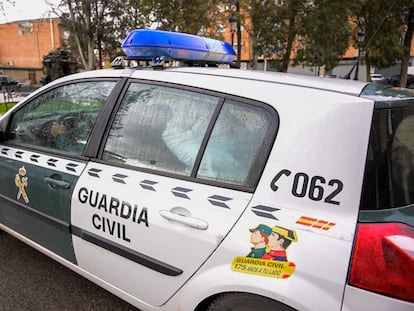 Momento en el que el detenido por el asesinato de Piedrabuena (Ciudad Real) es llevado en un coche de la Guardia Civil.