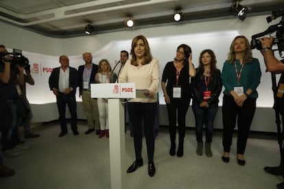 Susana Díaz interviene, respaldada por su equipo, tras conocerse los resultados de las elecciones primarias en las que ha obtenido el 40% de los votos.