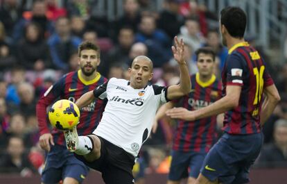 Feghouli entre Busquets y Piqué.