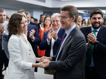 La presidenta de la Comunidad de Madrid, Isabel Díaz Ayuso saluda al presidente del Partido Popular, Alberto Núñez Feijóo, durante la Junta Directiva Nacional del PP en Madrid, el pasado junio.