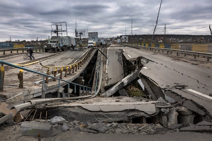 Vista de un puente destruido en la ciudad de Bucha, que se ha convertido en un símbolo de la barbarie y los crímenes de guerra perpetrados por las tropas rusas antes de abandonar ese enclave próximo a Kiev en su repliegue hacia el este de Ucrania. La vice primera ministra ucrania, Irina Vereshchuk, ha pedido a Moscú la apertura de un corredor humanitario “urgente” para la evacuación de civiles en la acería de Azovstal, el último foco de resistencia en la asediada ciudad de Mariupol, en el sudeste del país.