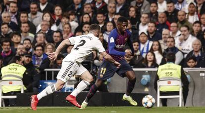 Dembélé se marcha de Carvajal, este miércoles en el Bernabéu.