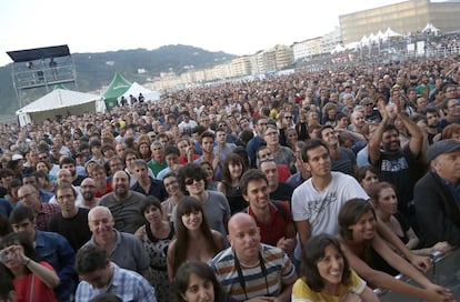 Centenares de personas aguardan a los pies del Escenario Verde, en la playa de la Zurriola, a que comience el concierto de Ray Davies, líder de The Kinks, con el que se inauguró la 49 edición del Jazzaldia.