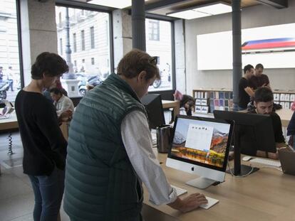 Imagen del domingo de la tienda de Apple en la Puerta del Sol, en Madrid.