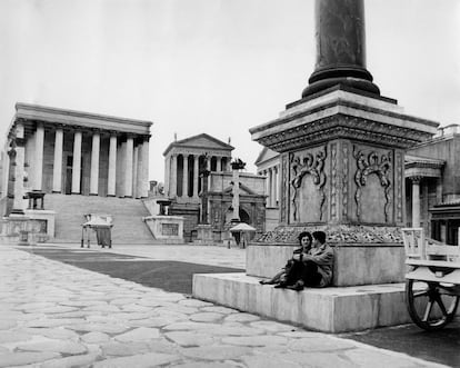 The set of the film 'Cleopatra,' by Joseph L. Mankiewicz, filmed in Cinecittà in 1962.