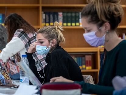 Estudiantes en una biblioteca de la Universidad de Valencia, en noviembre de 2021.