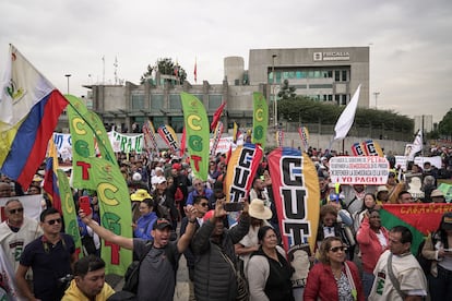 Sindicatos y movimientos sociales protestan contra el fiscal general, Francisco Barbosa, este 8 de febrero ante la sede de la Fiscalía, en Bogotá.