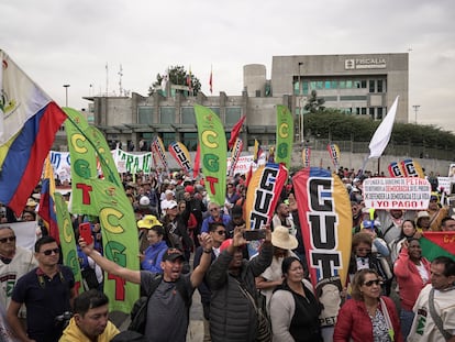 Sindicatos y movimientos sociales protestan contra el fiscal general, Francisco Barbosa, este 8 de febrero ante la sede de la Fiscalía, en Bogotá.