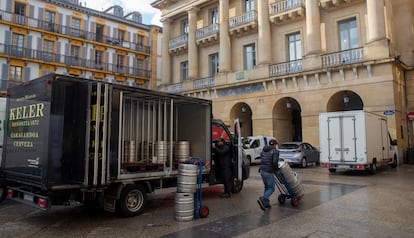 Descarga de furgonetas en la futura zona de de bajas emisiones en el centro de San Sebastián.