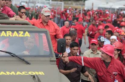 Hugo Chávez en la base petrolera de Petromonagas.