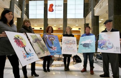 Miembros del jurado sostienen los carteles finalistas para anunciar los Carnavales de Bilbao.