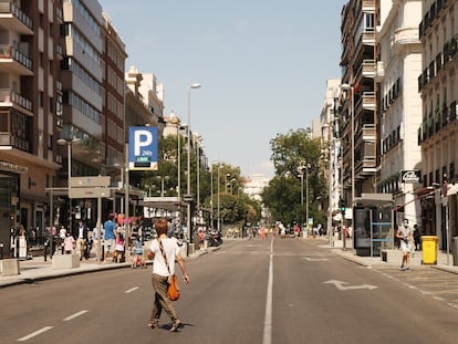 Ambiente en la calle Fuencarral, el pasado sábado 12 de septiembre, durante un tramo horario de peatonalización añadido por el Ayuntamiento al tradicional cierre dominical a los coches en esta calle del centro.