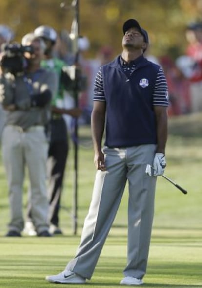 Tiger Woods se lamenta por un golpe durante la Ryder Cup