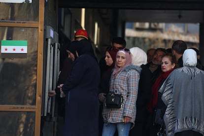 Mujeres sirias hacen cola ante un cajero automático en Damasco tras la caída de Bachar el Asad.