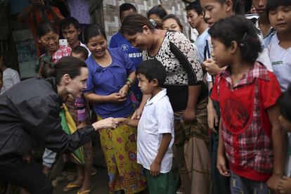 La actriz Angelina Jolie visita el campamento de refugiados Jan Mai Kaung de Myitkyina en Myanmar. Jolie es enviada especial del Alto Comisionado de las Naciones Unidas para los Refugiados y cofundadora de la Iniciativa de Prevención de la Violencia Sexual.