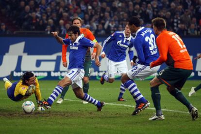 El primero de los tres goles de Raúl al Werder Bremen.